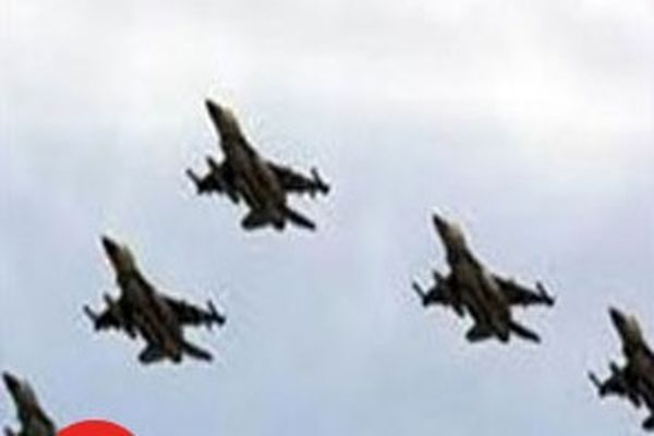 رژه هوایی جنگنده‌های ارتش در آسمان حرم امام(ره) آغاز شد
