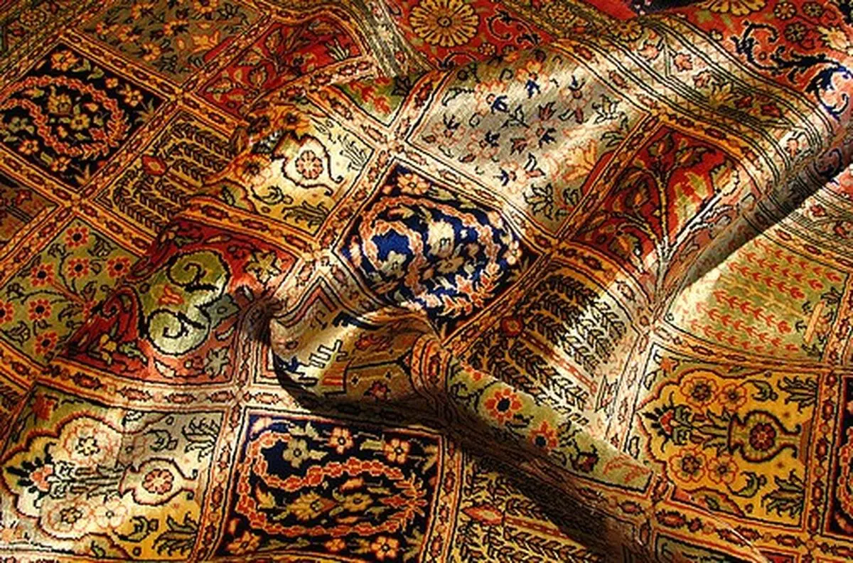عضو اتحادیه صادرات فرش ایران:   درآمد سیگارفروشی از تولید فرش به صرفه‌تر است