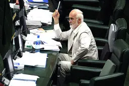 توکلی: بانک‌های دولتی و خصوصی ضربدری قوانین بانک مرکزی را دور می‌زنند