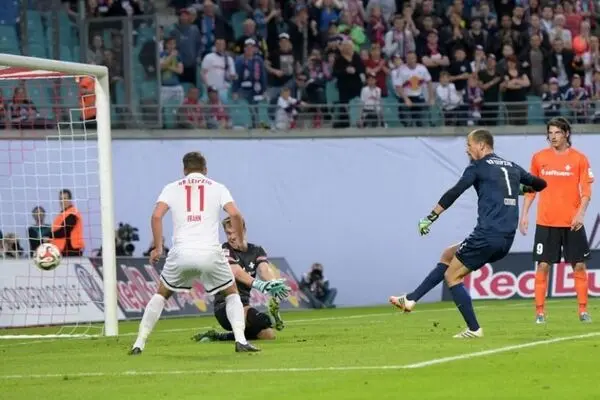 ویدئو:: گل ثانیه پایانی یک دروازه‌بان