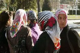 جلوگیری از ورود دختر با حجاب به مدرسه در فرانسه