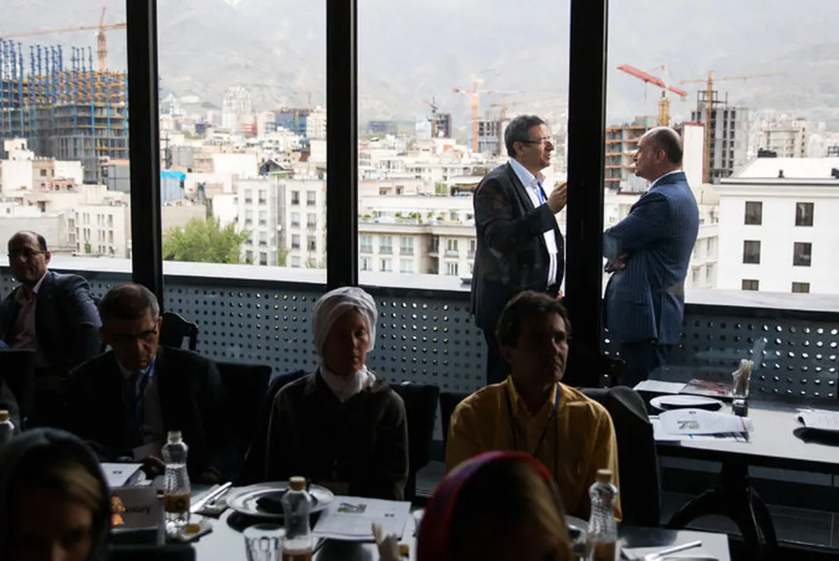 بیلبوردها می‌گویند "مرگ بر آمریکا"؛ مقامات دولتی می‌گویند "معامله با آمریکا"