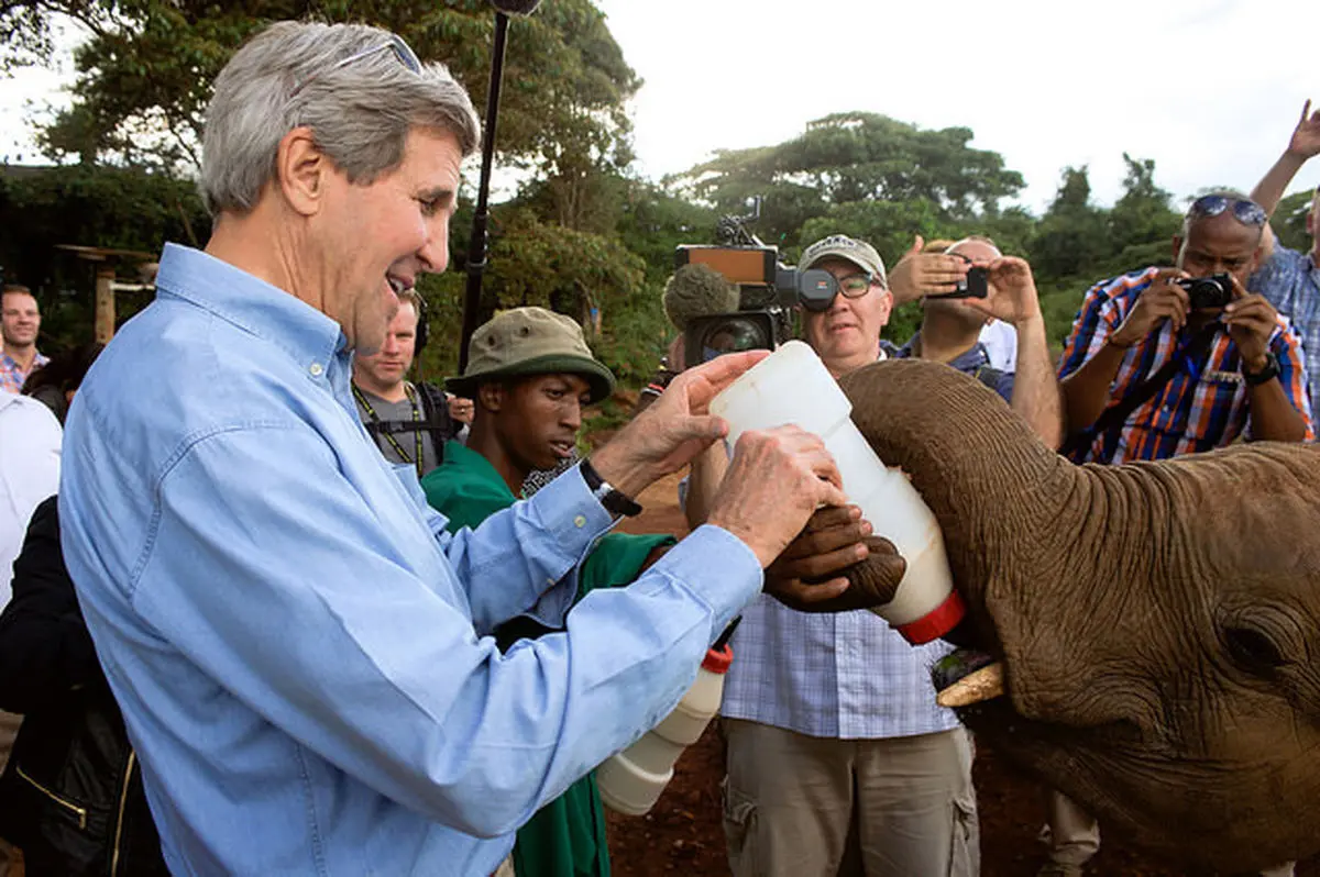عکس: شیر دادن "جان کری" به بچه فیل