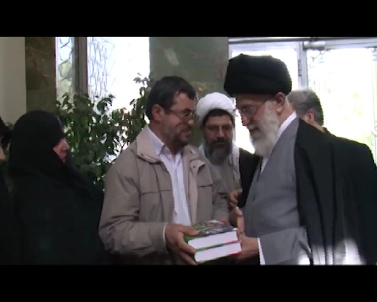 فیلم:: تجلیل رهبر معظم انقلاب از پنج کتاب ادبیات دفاع مقدس