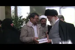 فیلم:: تجلیل رهبر معظم انقلاب از پنج کتاب ادبیات دفاع مقدس