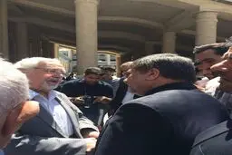 جنتی در صحن مصلی با ابراهیم یزدی دیدار کرد
