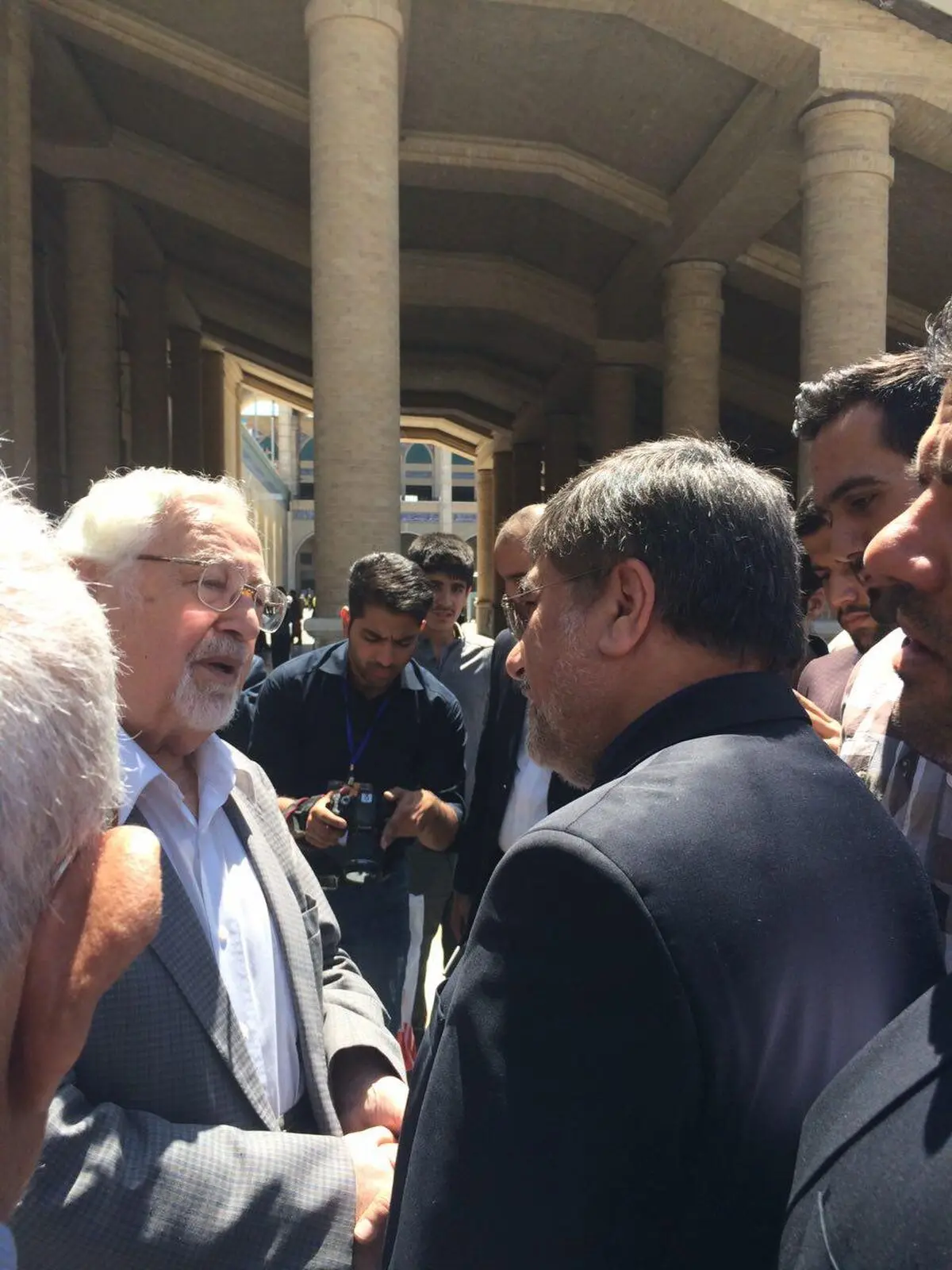 جنتی در صحن مصلی با ابراهیم یزدی دیدار کرد