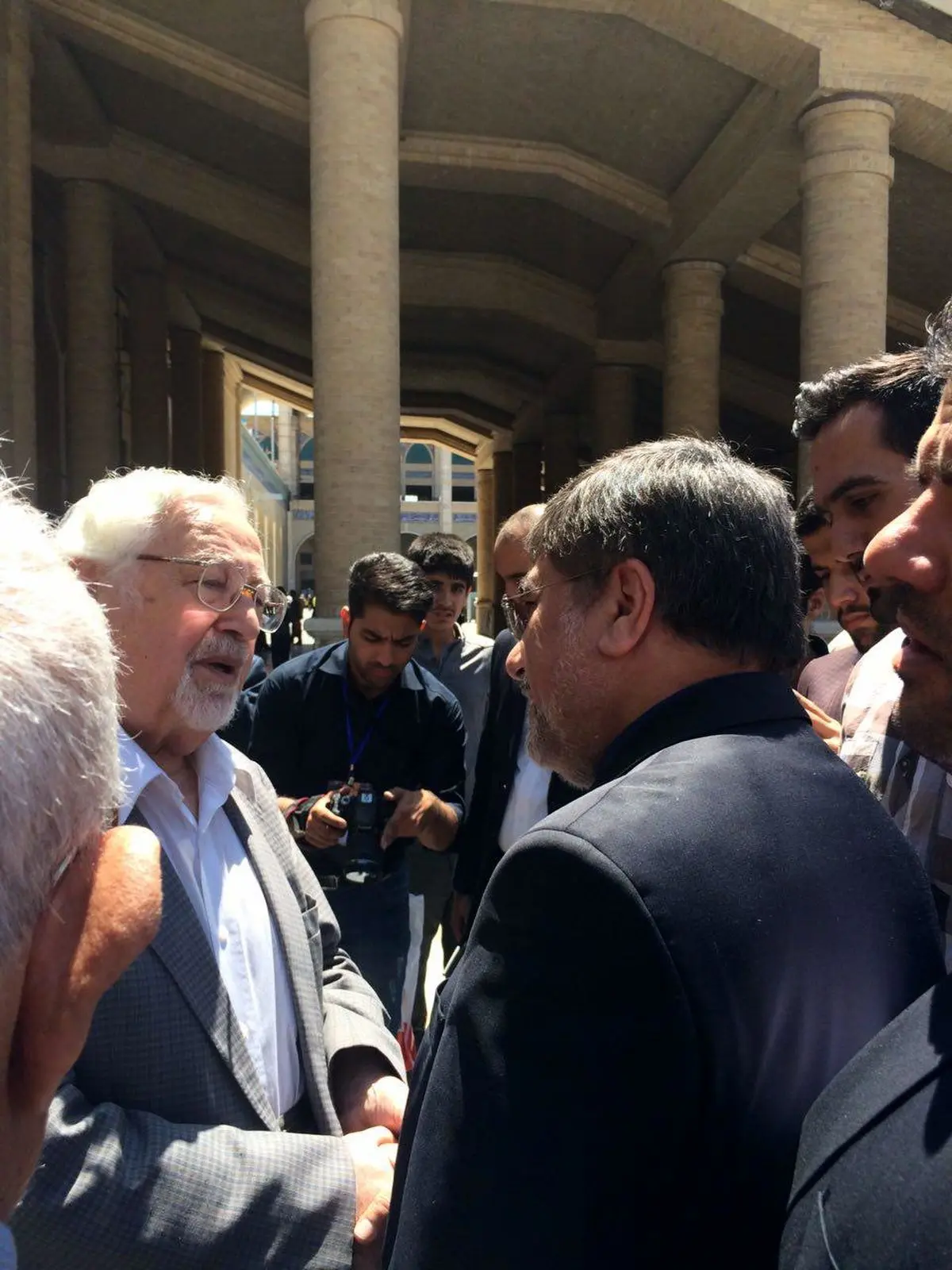 جنتی در صحن مصلی با ابراهیم یزدی دیدار کرد