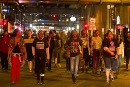 عکس: آتش زدن پرچم ایالات متحده در ایالات متحده