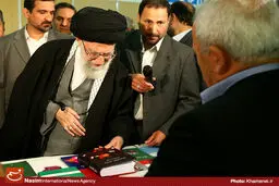 فیلم:: گزیده‌ای از حضور رهبر معظم انقلاب در نمایشگاه کتاب تهران