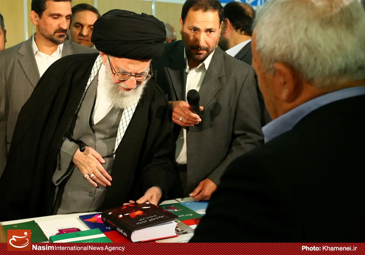 فیلم:: گزیده‌ای از حضور رهبر معظم انقلاب در نمایشگاه کتاب تهران