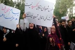 حاضران در تشییع پیکر شهدا در اصفهان نگرانی خود را از روند مذاکرات هسته‌ای اعلام کردند