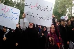 حاضران در تشییع پیکر شهدا در اصفهان نگرانی خود را از روند مذاکرات هسته‌ای اعلام کردند