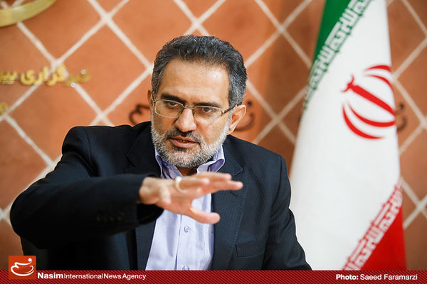حسینی: امروز گاف‌های زیاد مسئولین، فضا را برای طنز باز کرده است