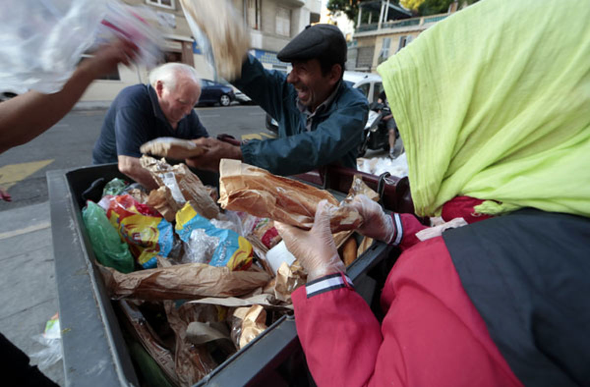 فروشگاه‌های فرانسه مجبورند مواد غذایی اضافی را به خیریه‌ها بدهند