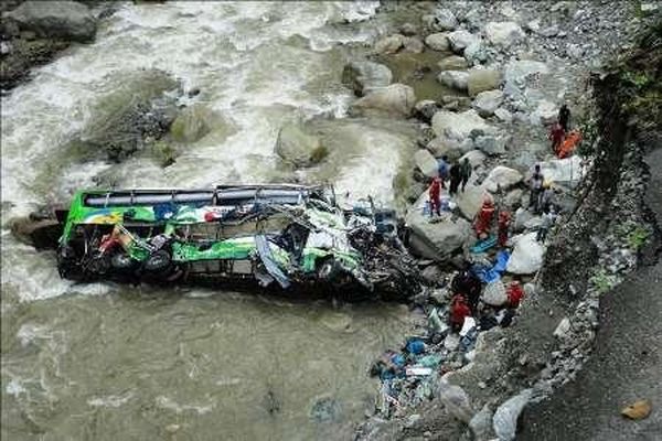 تعداد تلفات حادثه اتوبوس در جاده چالوس به ۲۵ نفر افزایش یافت