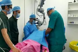 انجام ۱۲ عمل جراحی چشم توسط وزیر بهداشت در فریدونشهر