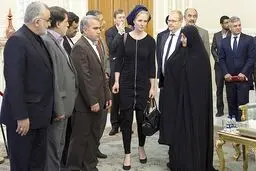 کسی نمی‌خواهد آداب دیپلماتیک را به 