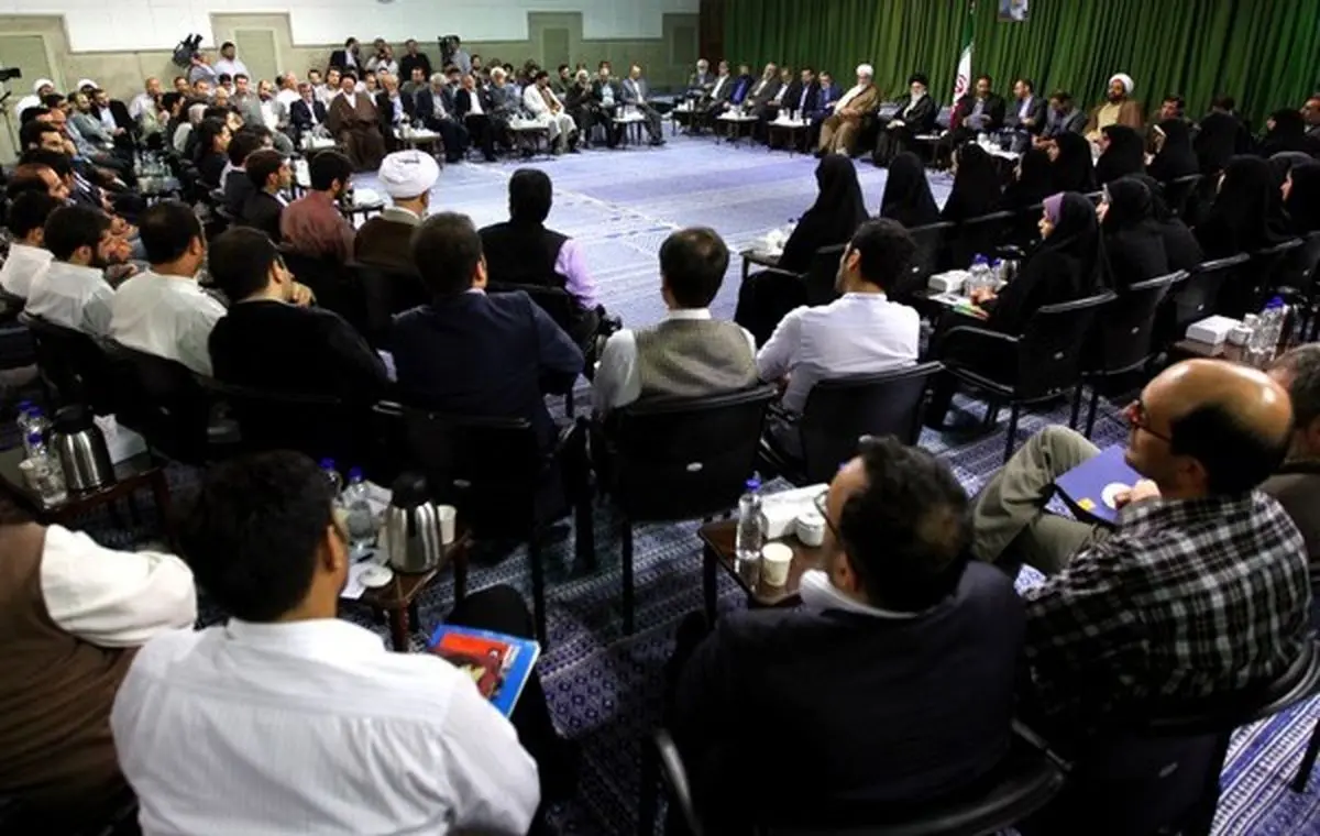 چکیده‌ای از شعرخوانی  شعرا در مدح حضرت مهدی(عج) در حضور رهبری  روی آنتن شبکه یک می‌رود