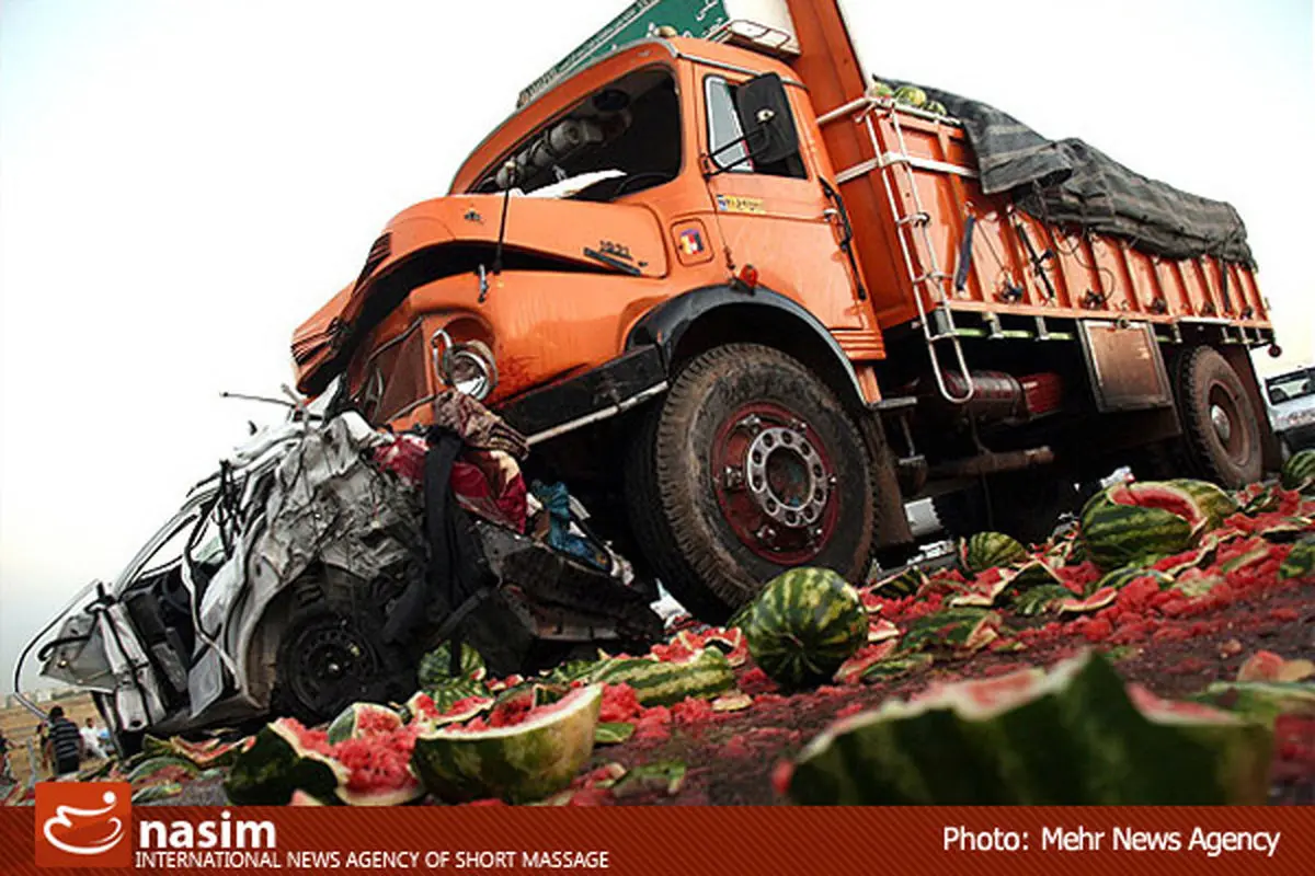 تصادف کامیون با اتوبوس چهار کشته برجای گذاشت
