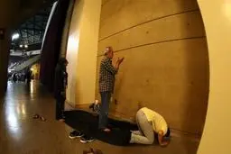 عکس خبری:: نماز خواندن هواداران ایران