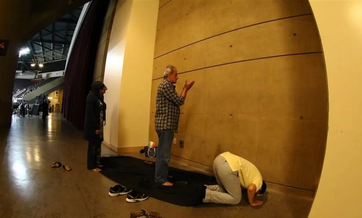 عکس خبری:: نماز خواندن هواداران ایران