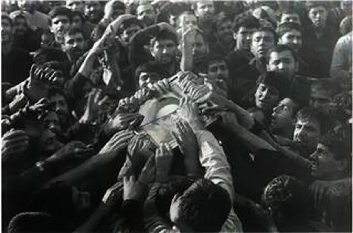 نمایش عکس‌های دیده نشده از ارتحال امام خمینی(ره) در حوزه هنری