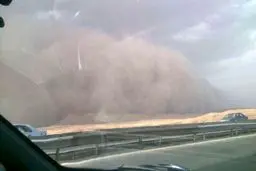 طوفان گرد و غبار به تهران رسید