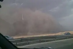 طوفان گرد و غبار به تهران رسید