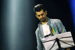 جشن تنهایی خواننده‌ای که آداب استیج را می‌داند