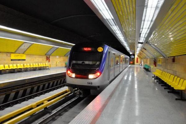 قطع برق حرکت قطارها در متروی تهران-کرج را مختل کرد