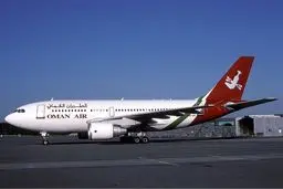 هواپیمای عمان برای انتقال نمایندگان احزاب یمنی و انصارالله به ژنو وارد فرودگاه صنعاء شد
