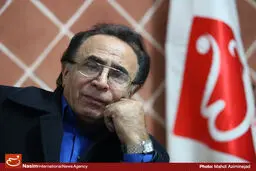 اسماعیل آذر: در کجای تاریخ خوانده بودیم پرستوها را زنده به گور کنند؟