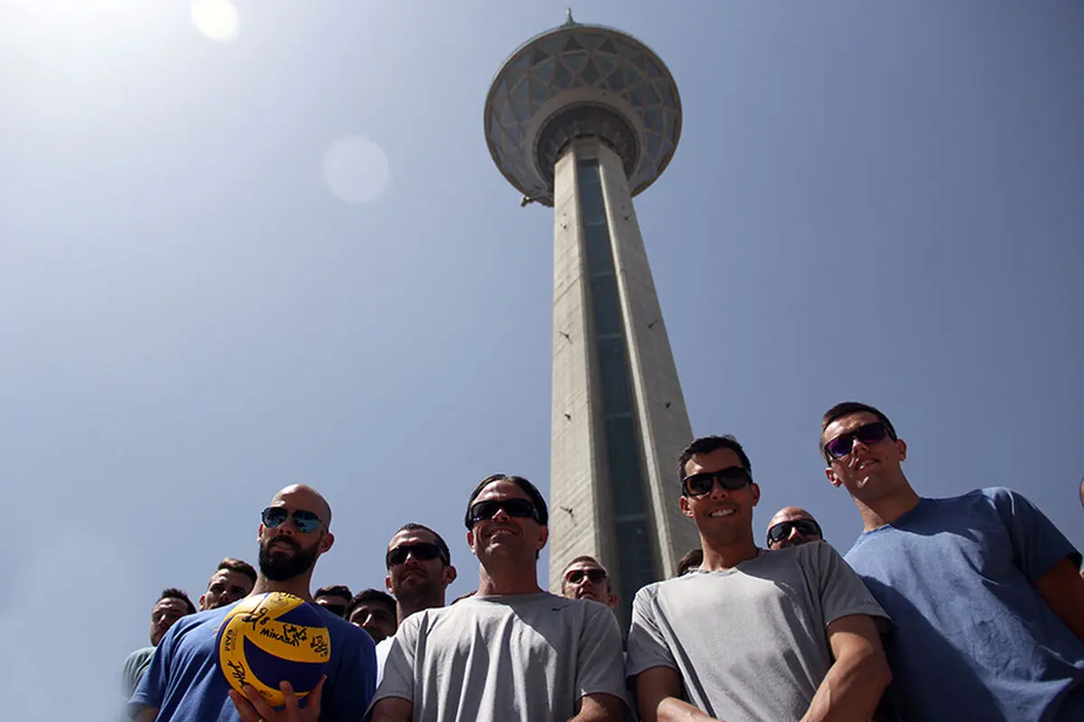 بازیکنان تیم ملی والیبال آمریکا از برج میلاد تهران بازدید کردند