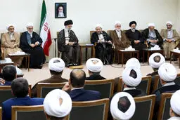 رهبر انقلاب: در مقابل تهدید، تطمیع، رودربایستی و فشارِ جو عمومی بایستید