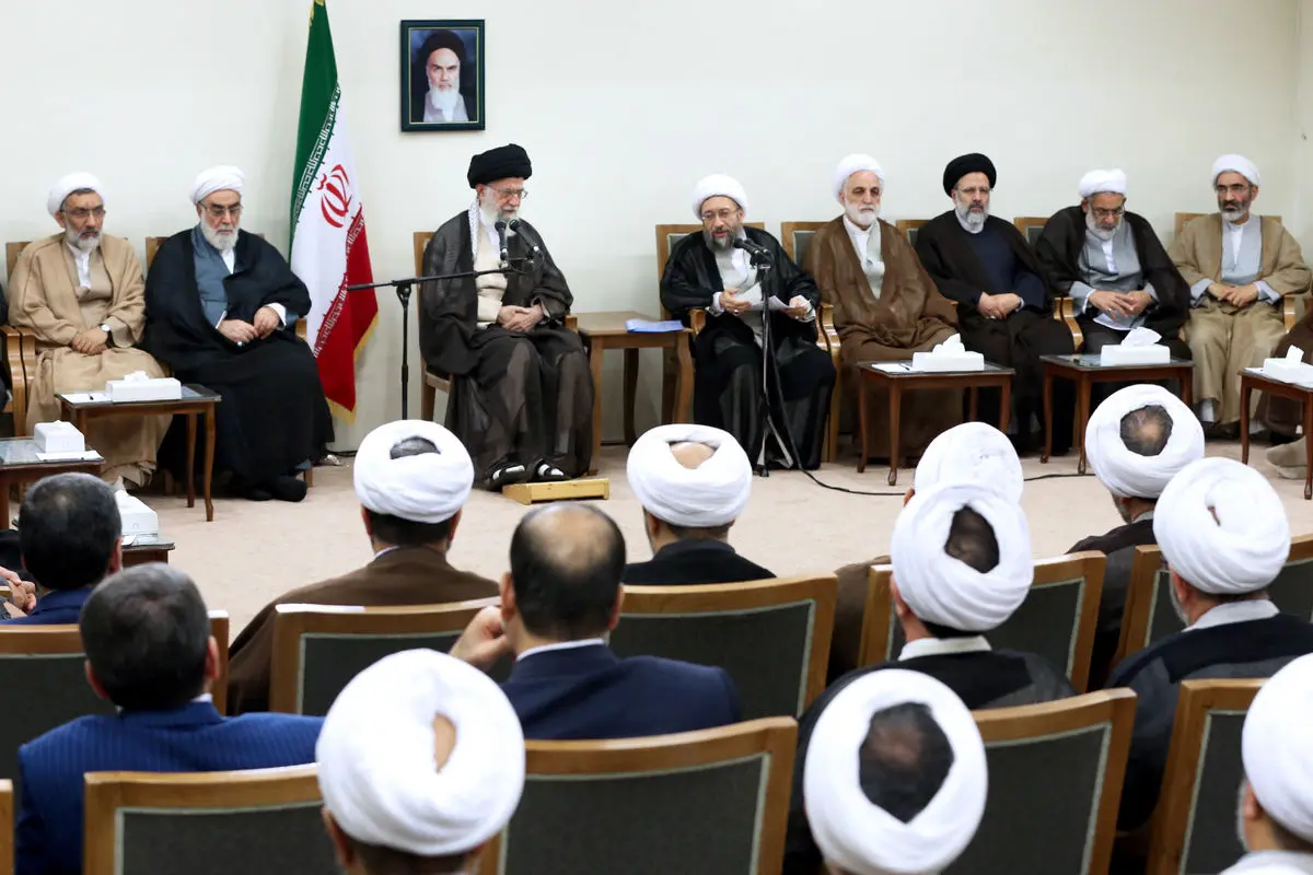 رهبر انقلاب: در مقابل تهدید، تطمیع، رودربایستی و فشارِ جو عمومی بایستید