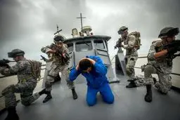 تکاوران نیروی دریایی حمله ۵ فروند قایق دزدان دریایی را ناکام گذاشتند