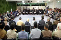 رهبر انقلاب: شعر شرافتمندانه در دعوای حق و باطل بی‌طرف نیست