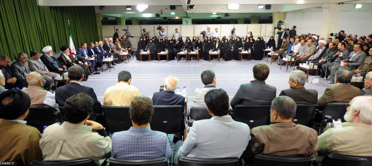 رهبر انقلاب: شعر شرافتمندانه در دعوای حق و باطل بی‌طرف نیست