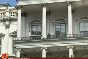 عکس:: ضبط پیام ویدیوئی توسط محمدجواد ظریف در هتل محل برگزاری مذاکرات