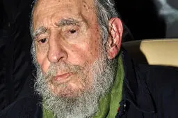 فیدل کاسترو بالاخره آفتابی شد + عکس