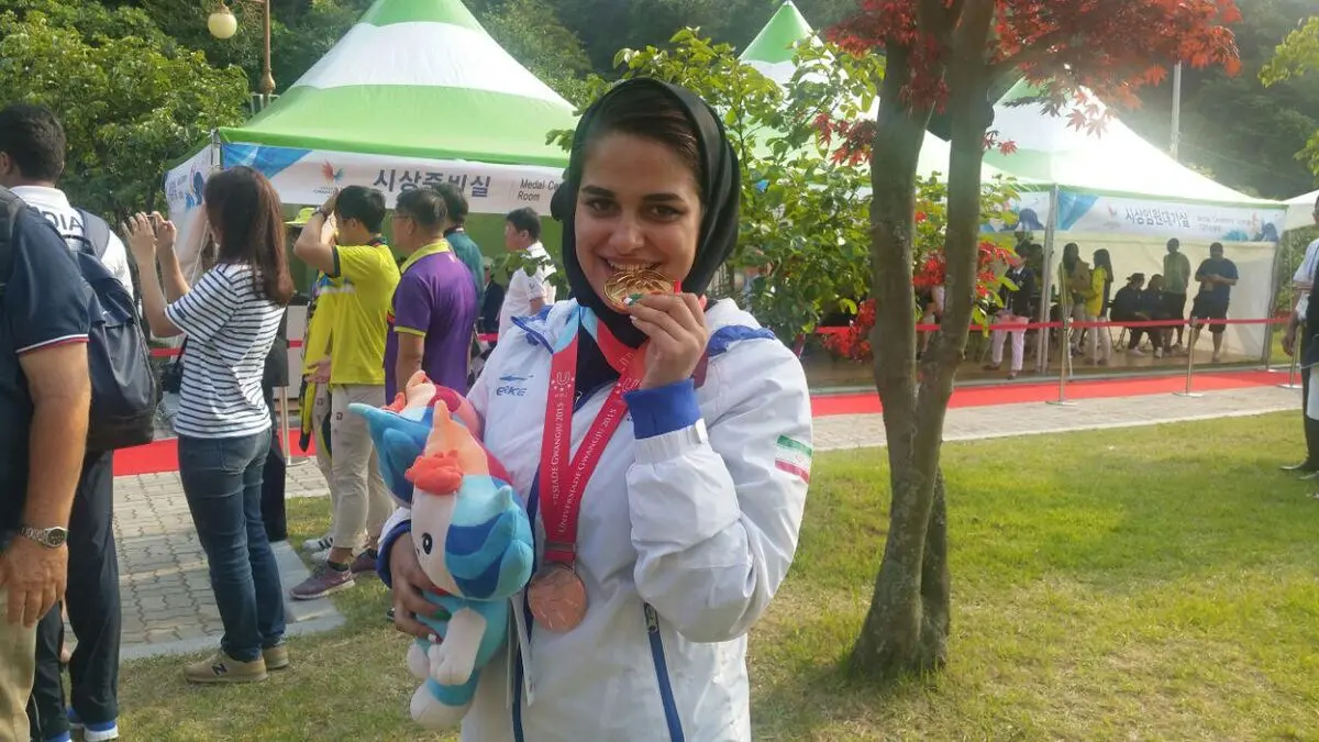 گزارش تصویری:: توزیع مدال طلای نجمه خدمتی در مسابقات دانشجویان جهان