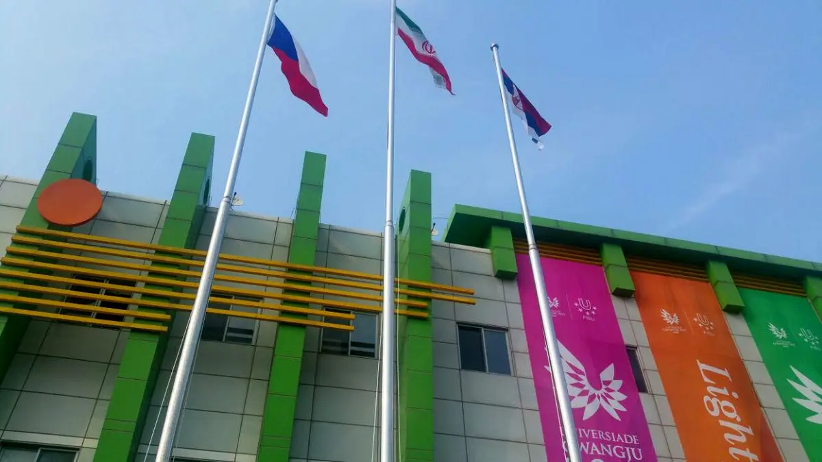 فیلم: اهتزاز پرچم ایران در دهکده بازی‌های یونیورسیاد به دلیل طلای خدمتی