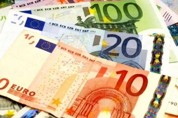 ارزش یورو با اعلام نتایج اولیه همه‌پرسی یونان سقوط کرد