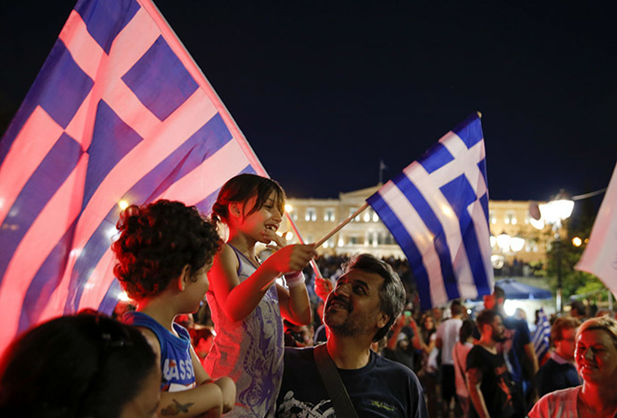 فیلم: یونانی‌ها "نه به اروپا" را در خیابان جشن گرفتند
