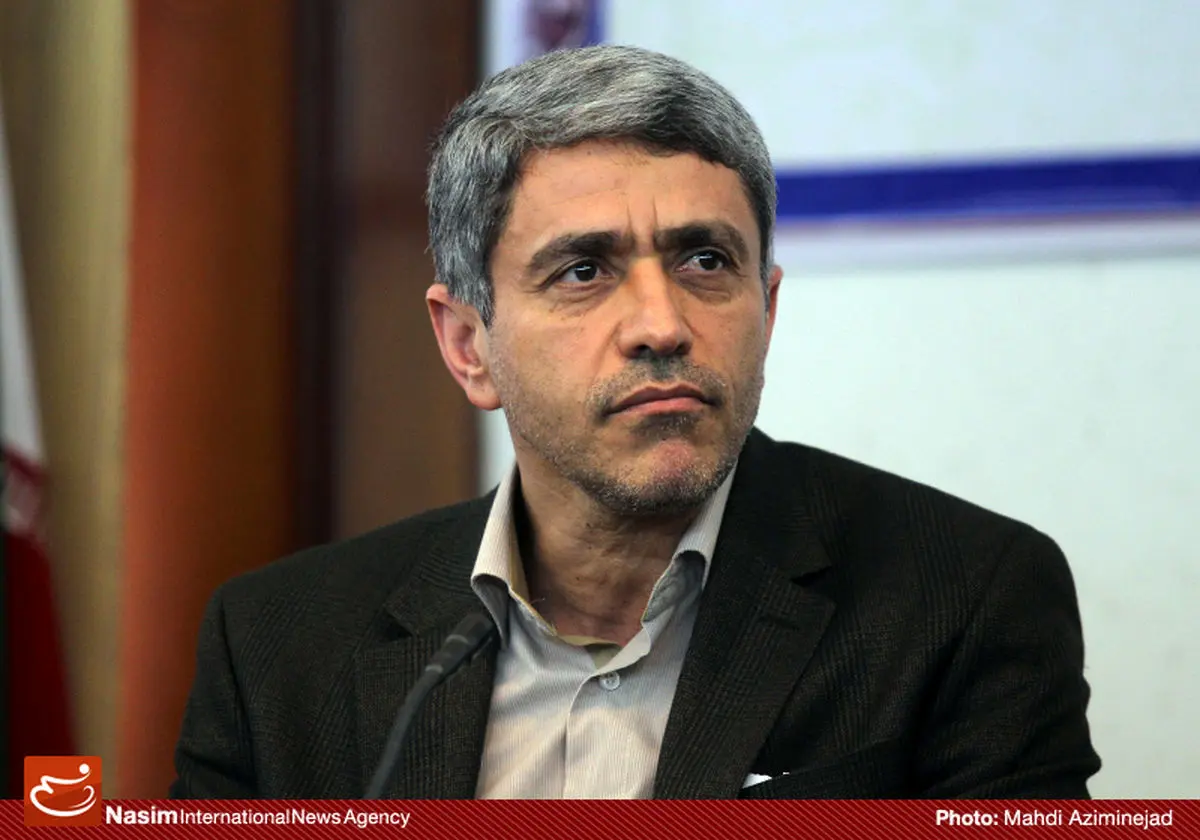 یک نماینده مجلس: وزیر اقتصاد برای رفع مشکلات اقتصادی گفتار درمانی می‌کند