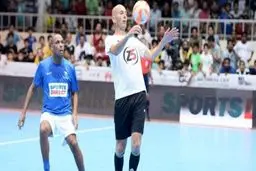 ویدئو:: دریبل‌‌های فوتسالی زیدان و سلفی با بازیکن کویتی، وسط بازی