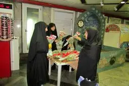 هفت هزار  شاخه گل با هدف ترویج عفاف و حجاب میان بانوان در مترو توزیع شد