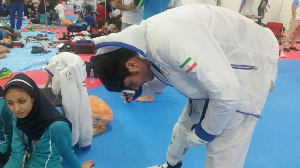 عکس خبری:: بوسه تکواندوکار ایرانی به قرآن پیش از دیدار در مرحله یک‌چهارم نهایی