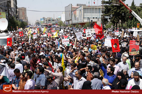 راهپیمایان روزه‌دار   تهرانی پرچم رژیم صهیونیستی را به آتش کشیدند